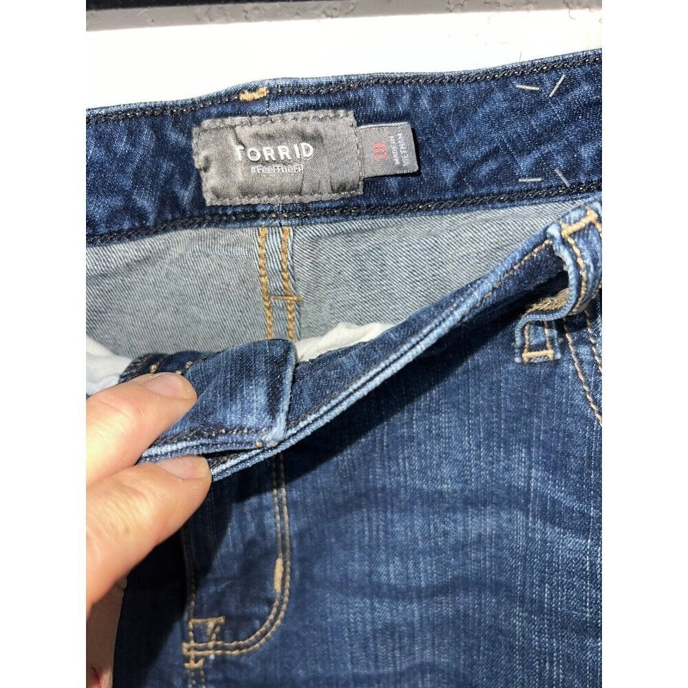 Torrid Denim Shorts Womens Raw Hem Cut-Off Blue Jean Cotton Blend Size 18 X - Picture 3 of 4